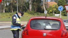 Los agentes se sit�an en la parte final del puente, ya en el municipio de A Illa