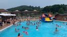 Una de las piscinas del Camping Deva Gij�n