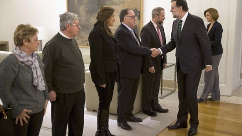  Mariano Rajoy y Cospedal saludando, en enero, a los representantes de la Asociacin de Vctimas del Yak-42
