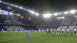 Aspecto de las gradas del estadio de Riazor durante el partido entre el Deportivo y el Racing de Santander. 
