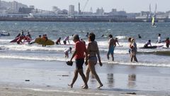 Turistas y surfistas en la playa de Bastiagueiro