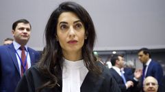 La mujer de George Clooney durante un momento del jucio.