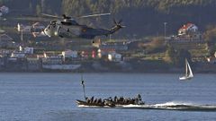 Helic�ptero de combate en la playa de Lapam�n, Mar�n