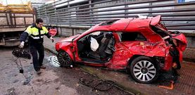 El Audi rojo choc� contra la cabeza tractora de un cami�n y luego se estrell� contra la valla de la f�brica de Citro�n.