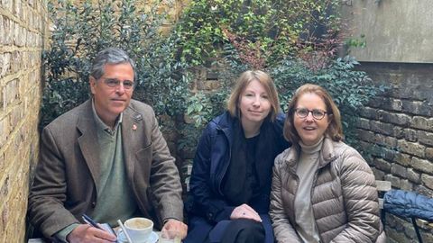 Jos� Manuel Cajigas con Victoria Amelina (en el centro)�y Elena Pereira, correctora de la edici�n de Avizor