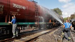 Bomberos trabajan en el enfriado de un tanque tras el incendio de un dep�sito de petr�leo en Budyonoovsky, en Dontetsk, en territorio ocupado por las tropas rusas