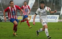 Adri�n, que jug� en el centro del campo, presionando a un jugador del Noia en San L�zaro. 