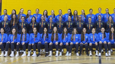Raquel Mu�iz (primeira pola dereita na fila inferior), na foto de familia da concentraci�n de Sierra Nevada,