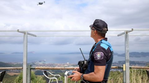 Un polic�a local de Vigo haciendo uso de uno de los drones