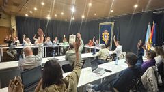 Una de las votaciones celebradas en el pleno ordinario de septiembre del Concello de Ribeira, este lunes