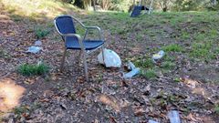 Sillas, bolsas y restos de botellas en el castro Alobre, escenario de frecuentes botellones
