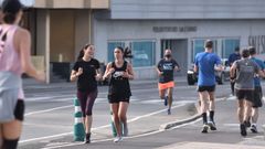 Corredores con y sin mascarilla en A Coru�a