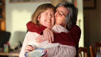 �ngeles y Laura Faro, madre e hija, en su casa