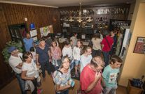 Un grupo de visitantes, durante un recorrido por la bodega Regina Viarum. 