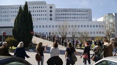 Una cadena humana rodea el Hospital Meixoeiro para evitar su desmantelamiento