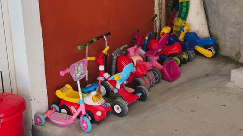 El�peculiar aparcamiento de la escuela unitaria de Sedes