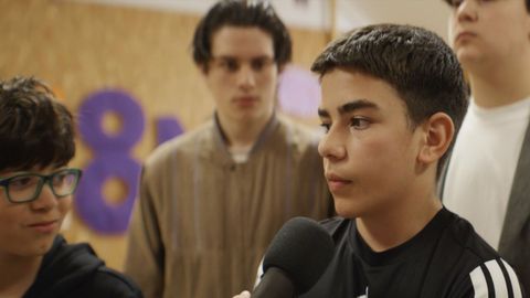 Fotogramas do documental de Dami�n Varela e Alba L�pez �Bego�a Caama�o: navegar no pracer do azul�, cunha das entrevistas entre alumnado de ensino secundario de Vigo.