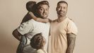 Vicente, Óscar y sus dos hijos adoptivos.