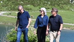 John K. Corser y Conor Harrington con Janelle Landers durante la reciente visita de los primeros a Asturias