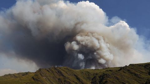 El incendio forestal declarado en Larouco y que se extendió a Lugo por Montefuraso asciende por el cañón del río Soldón hacía O Courel. En la foto, la vista desde el pueblo de Cruz de Outeiro