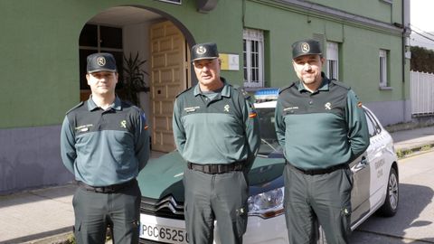 Hctor Mndez y Ramn Pea (izquierda y derecha), formadores de la Guardia Civil que ofrecieron varias charlas en A Maria dirigidas a familias recientemente