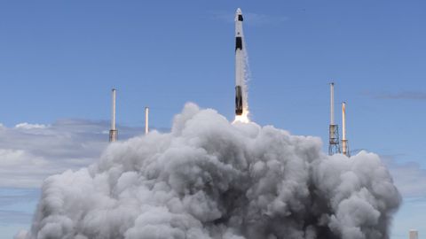 Despegue de la nave espacial Dragon de SpaceX .