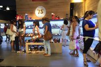 La mayor afluencia de gente a las zonas comerciales se concentr� a final del d�a. 