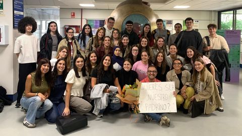 Carlos Resua, en el centro, junto a los alumnos de ptica que lo eligieron como padrino de graduacin. La foto fue tomada despus de haberle gastado la broma.