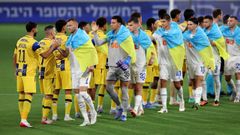 Imagen del saludo previo al encuentro entre el Maccabi Tel Aviv y el Dynamo de Kiev, disputado en Belgrado