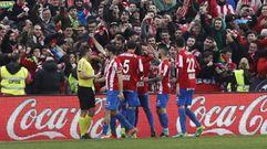 La plantilla celebra el gol de Burgui