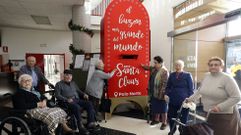 Algunos mayores de la residencia p�blica de Pontevedra, con el buz�n enorme que instalaron en el centro.