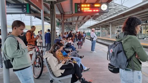 Usuarios en la estacin de tren de Santiago