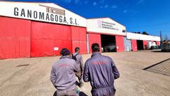 Dos trabajadores ante la fábrica de Talleres Ganomagoga en Ponteareas.