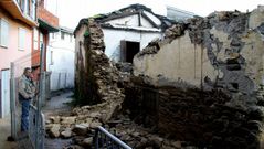 Ayer comenzaron las obras de derribo de una casa en Viloira