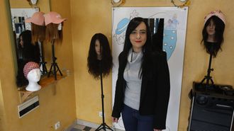 La especialista en prtesis capilares para pacientes oncolgicos, Alma Pacn, en su peluquera Argentina Internacional