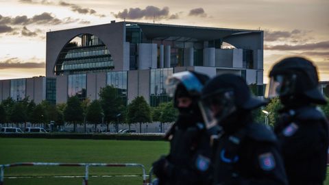 Los antidisturbios protegen el Reichstag, el pasado agosto, de una manifestaci�n de ultraderechistas
