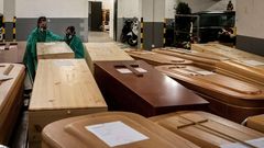 Dos trabajadoras de una funeraria trasladan f�retros con los restos mortales de v�ctimas dle covid en el Tanatorio de Sancho d�Avila de Barcelona.