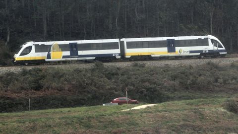 Tren a su paso por A Marosa, en Burela