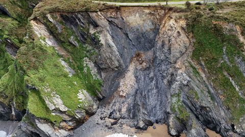 El desprendimiento del talud de la playa de Picn ha obligado a cortar la carretera