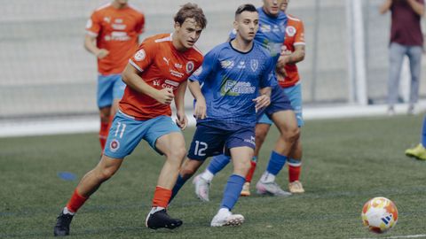 Justino Barbosa (11) y Ruiz (12) pugnan por hacerse con el balón en Os Carrís.