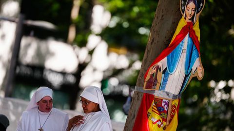 Dos religiosas esperan la llegada del papa Le�n XIV en los alrededores de la Plaza de Lima.
