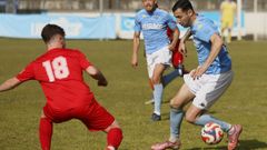 &Aacute;lex Meit&iacute;n encara a un jugador del Escair&oacute;n durante el partido de este domingo en el Pepe Barrera.