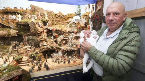 La familia Prez Castro inaugura hoy su beln en la ra de Mallou 22. Estar abierto, como ya es habitual, todos los das de 17.00 a 20.30 horas y los festivos y domingos de 11.00 a 14.00. Al estar dentro del circuito de belenes del Concello de Santiago, por aqu vienen muchos compostelanos, pero tambin gente de otras partes de Espaa, dicen.