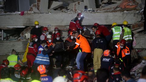 El equipo de rescate evaca a una vctima en un edificio de Esmirna