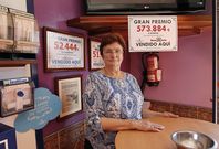 La due�a del establecimiento, Celia Tajes, con los carteles que acreditan los premios entregados. 