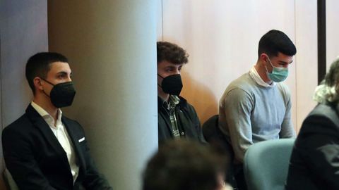 Jorge C.C, tercero por la izquierda, est� acusado en el juicio por la muerte de David Carragal
