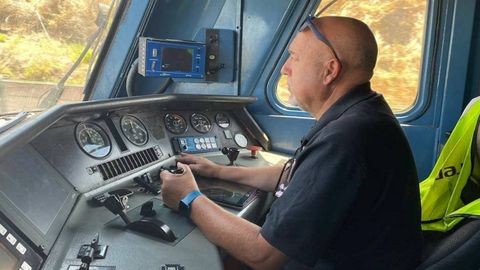 &Aacute;ngel Luis Sanz Cubero, conduciendo un tren cuando estaba en activo