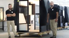 Jord�n D�az e Iv�n Bastero, ante uno de los m�dulos que dise�an y fabrican para camperizar furgonetas.