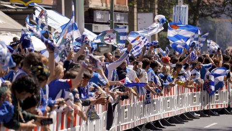 Seguidores del Deportivo recibiendo a los jugadores antes del �ltimo partido de Liga