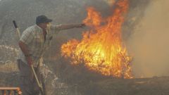 Trabajos de extinci�n en los incendios que amenazan los montes espa�oles